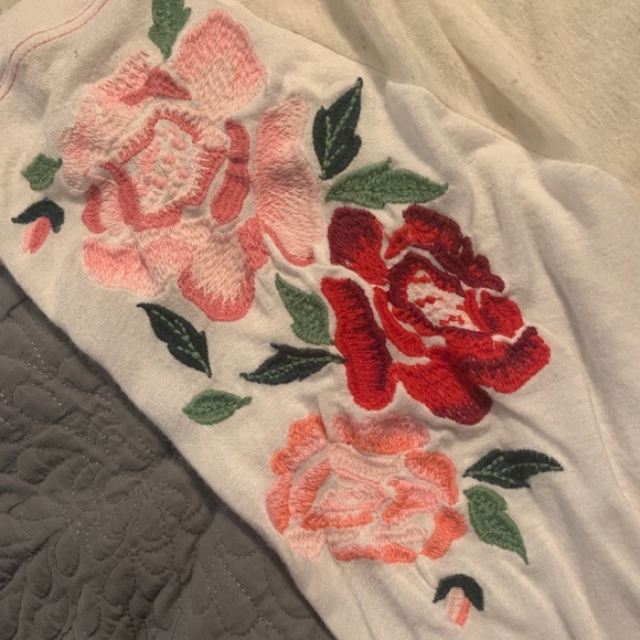 Boho Jane raglan T-shirt w embroidery on sleeves - Picture 3 of 6